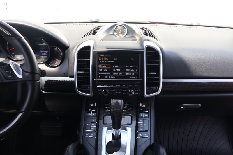 Porsche Cayenne Vehicle Full-screen Gallery Image 27