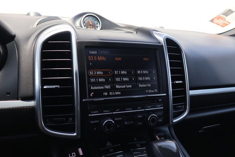 Porsche Cayenne Vehicle Full-screen Gallery Image 28
