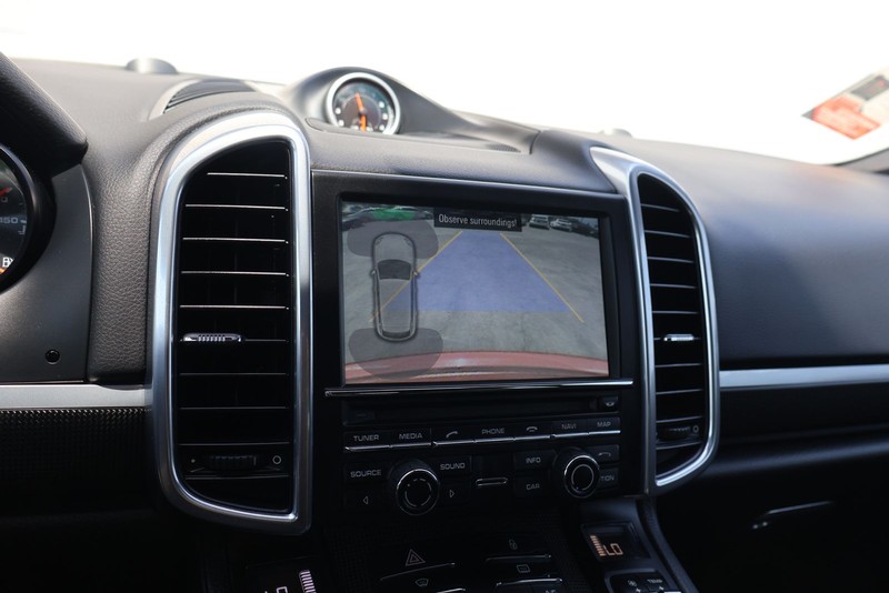 Porsche Cayenne Vehicle Full-screen Gallery Image 29