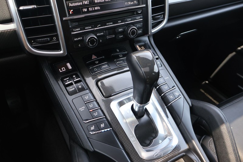 Porsche Cayenne Vehicle Full-screen Gallery Image 30