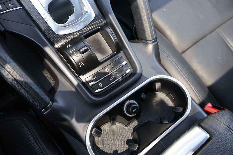 Porsche Cayenne Vehicle Full-screen Gallery Image 31