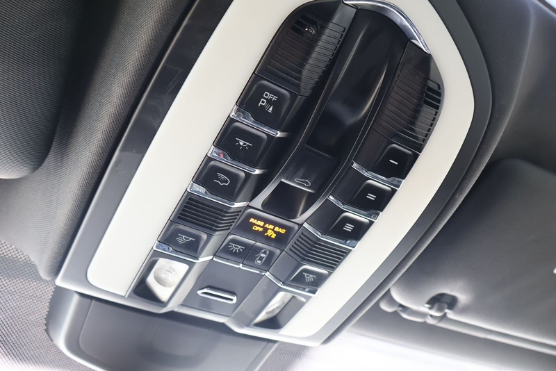 Porsche Cayenne Vehicle Full-screen Gallery Image 32