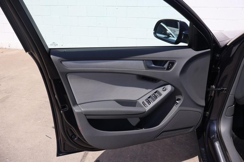Audi A4 Vehicle Full-screen Gallery Image 14