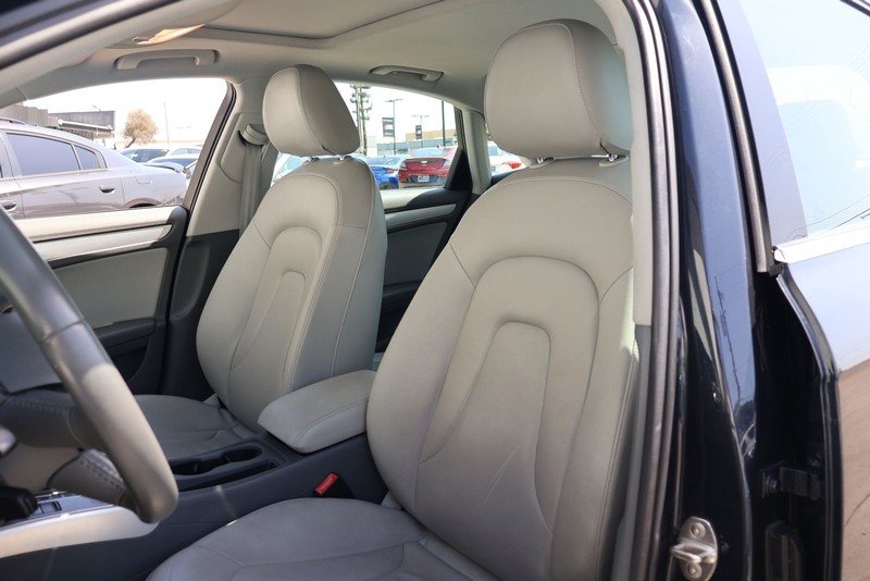 Audi A4 Vehicle Full-screen Gallery Image 16