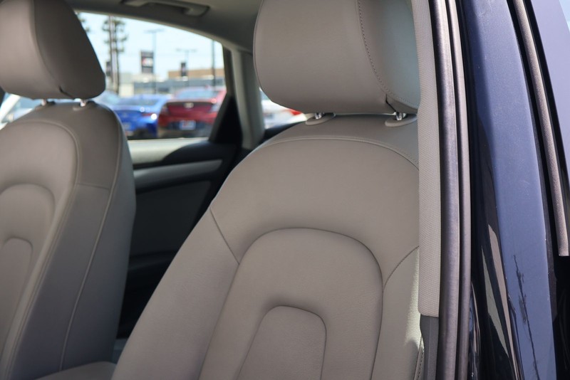 Audi A4 Vehicle Full-screen Gallery Image 17