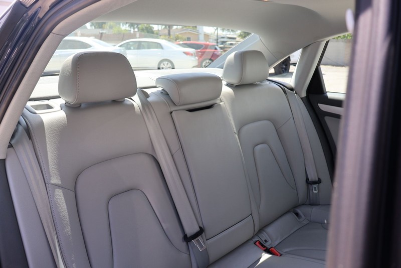 Audi A4 Vehicle Full-screen Gallery Image 18