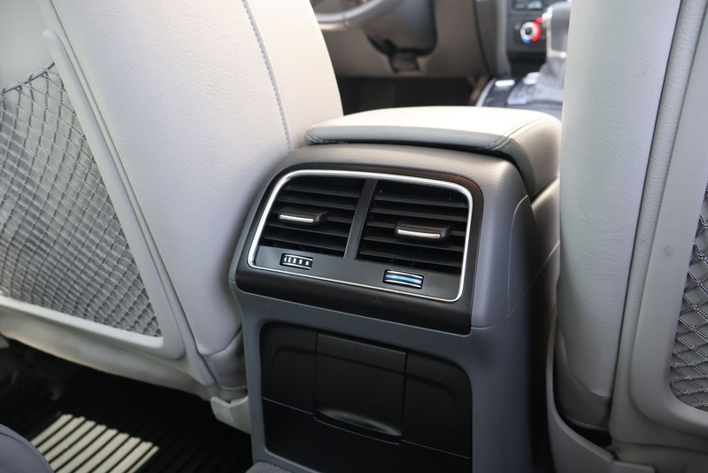 Audi A4 Vehicle Full-screen Gallery Image 19