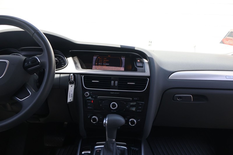 Audi A4 Vehicle Full-screen Gallery Image 25