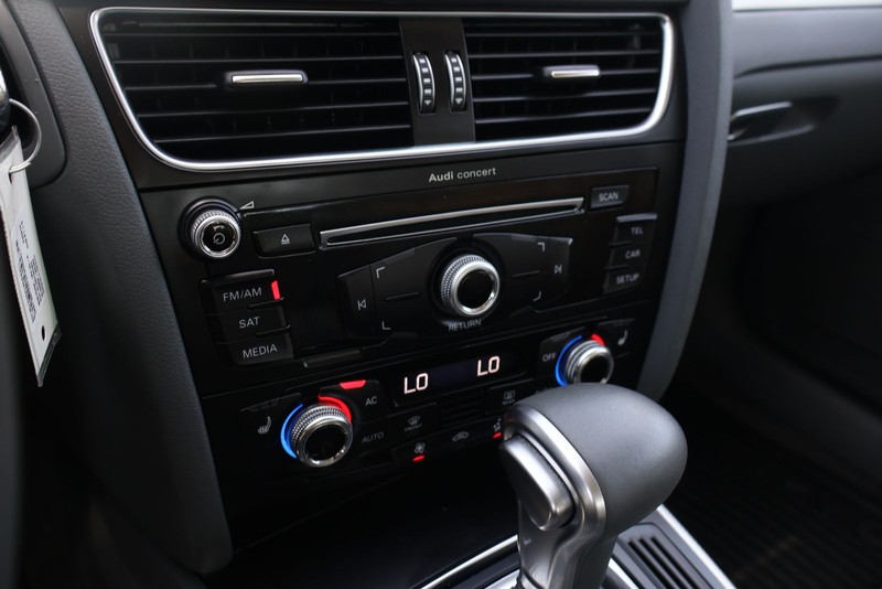 Audi A4 Vehicle Full-screen Gallery Image 27