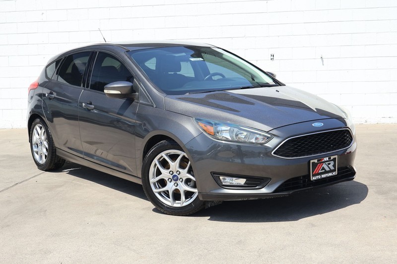 Ford Focus Hatchback Vehicle Full-screen Gallery Image 01