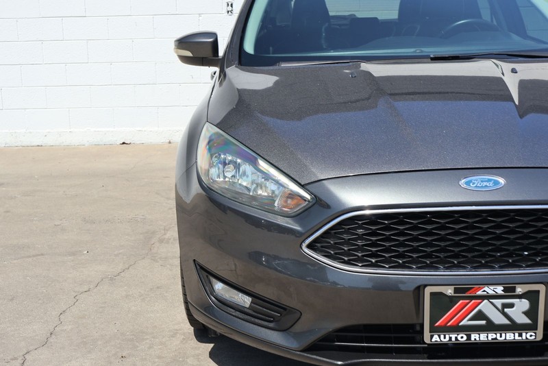 Ford Focus Hatchback Vehicle Full-screen Gallery Image 03