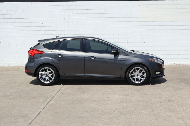 Ford Focus Hatchback Vehicle Full-screen Gallery Image 04