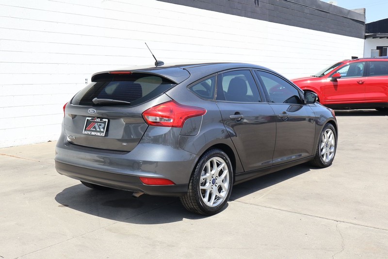 Ford Focus Hatchback Vehicle Full-screen Gallery Image 05