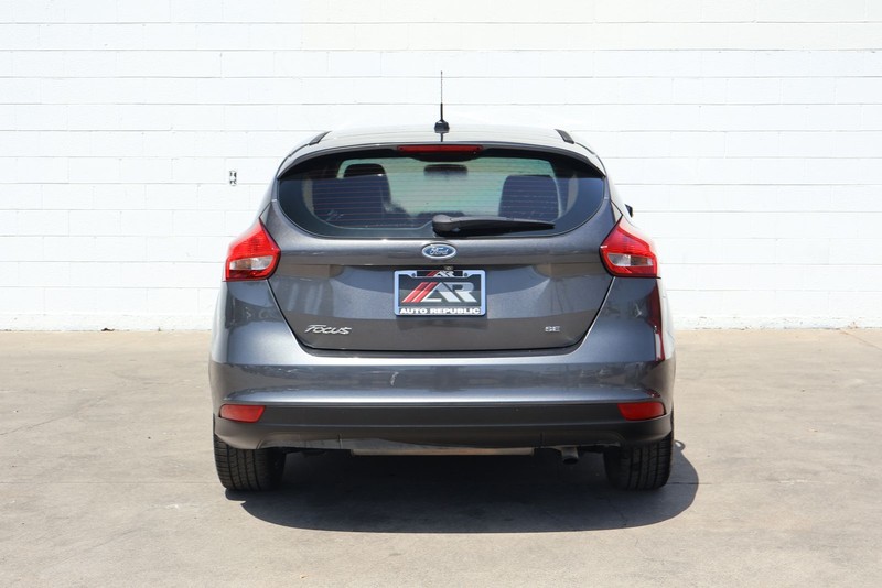 Ford Focus Hatchback Vehicle Full-screen Gallery Image 06