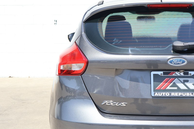 Ford Focus Hatchback Vehicle Full-screen Gallery Image 07