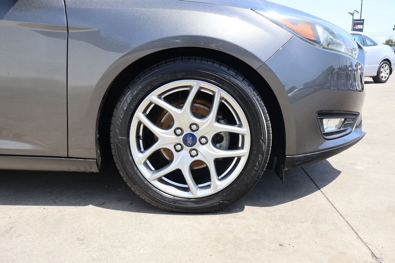 Ford Focus Hatchback Vehicle Full-screen Gallery Image 13