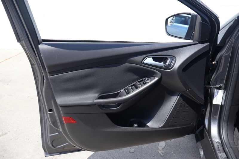 Ford Focus Hatchback Vehicle Full-screen Gallery Image 14
