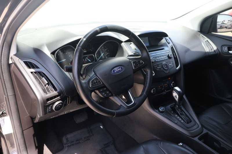Ford Focus Hatchback Vehicle Full-screen Gallery Image 15