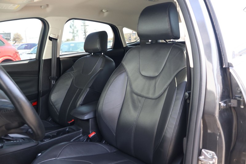 Ford Focus Hatchback Vehicle Full-screen Gallery Image 16