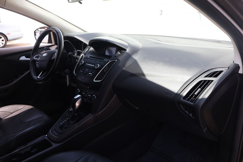 Ford Focus Hatchback Vehicle Full-screen Gallery Image 18