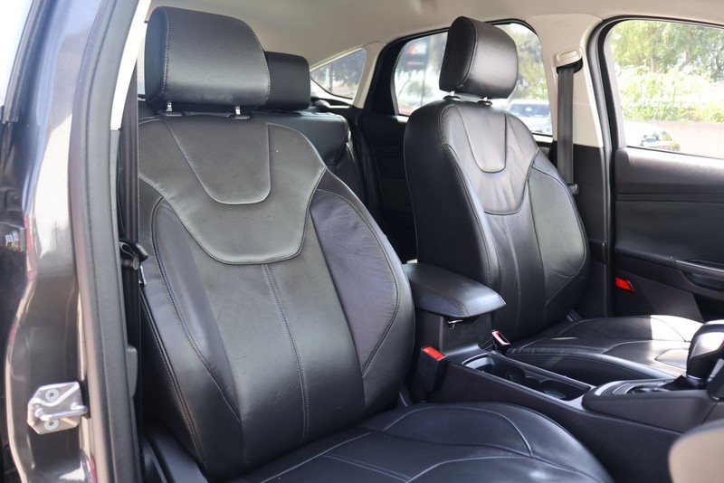 Ford Focus Hatchback Vehicle Full-screen Gallery Image 19