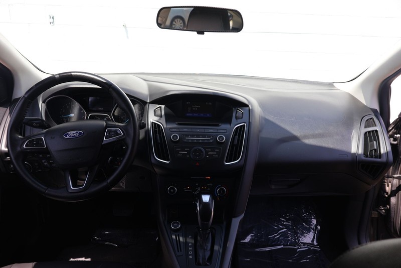 Ford Focus Hatchback Vehicle Full-screen Gallery Image 21