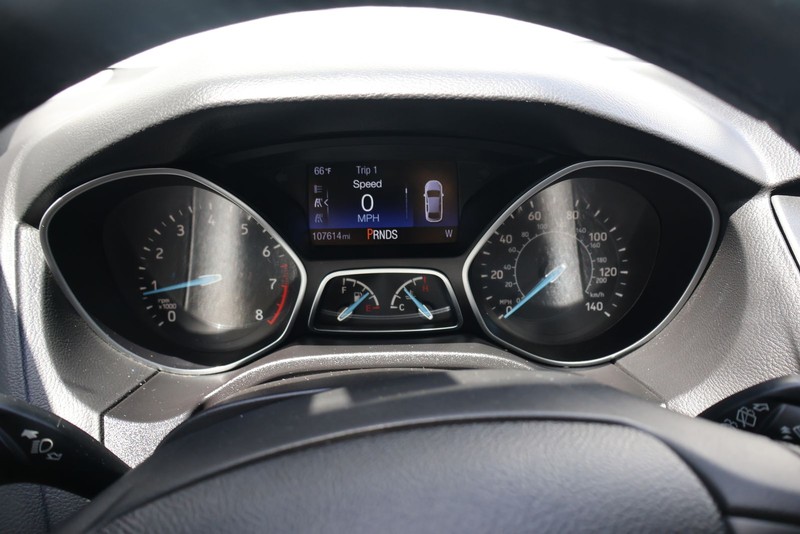 Ford Focus Hatchback Vehicle Full-screen Gallery Image 22
