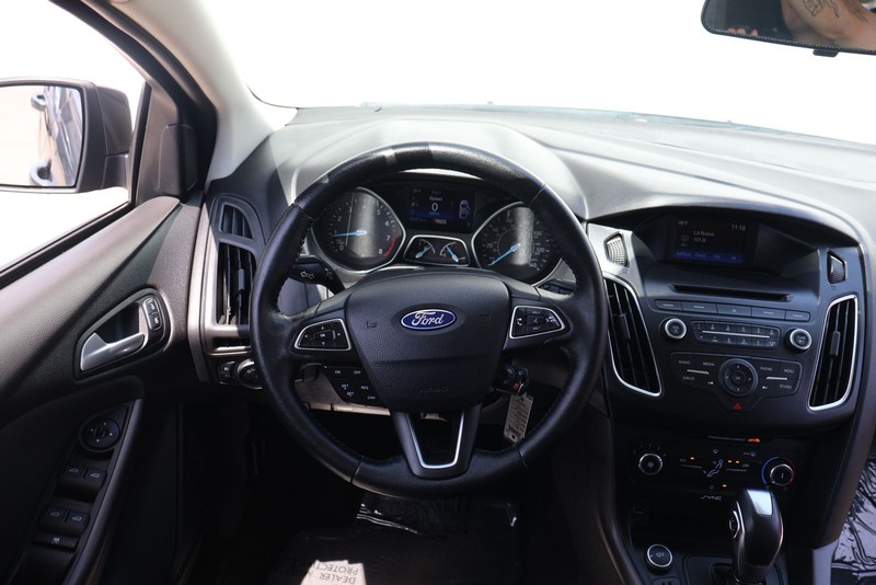 Ford Focus Hatchback Vehicle Full-screen Gallery Image 23