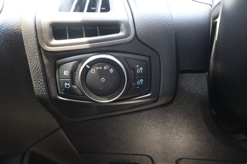 Ford Focus Hatchback Vehicle Full-screen Gallery Image 24