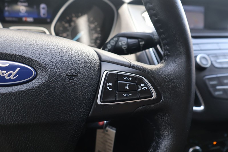 Ford Focus Hatchback Vehicle Full-screen Gallery Image 26