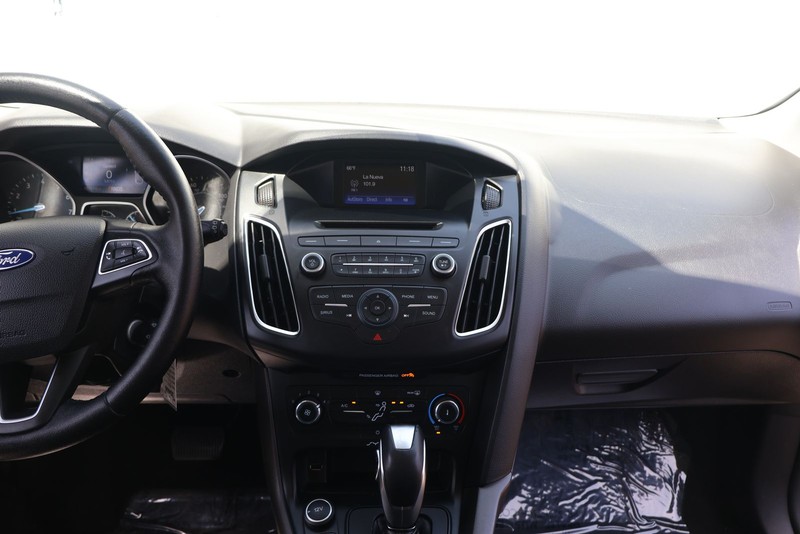 Ford Focus Hatchback Vehicle Full-screen Gallery Image 27