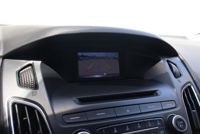 Ford Focus Hatchback Vehicle Full-screen Gallery Image 29