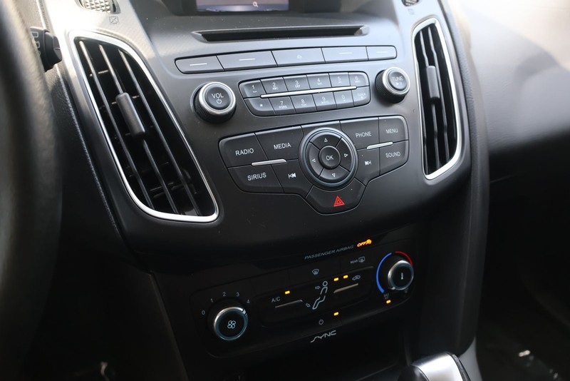 Ford Focus Hatchback Vehicle Full-screen Gallery Image 30