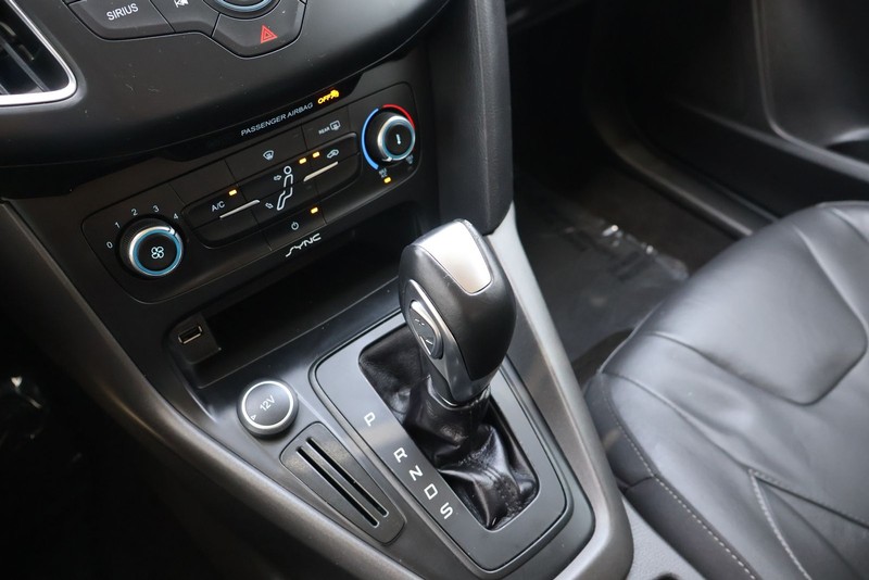Ford Focus Hatchback Vehicle Full-screen Gallery Image 31