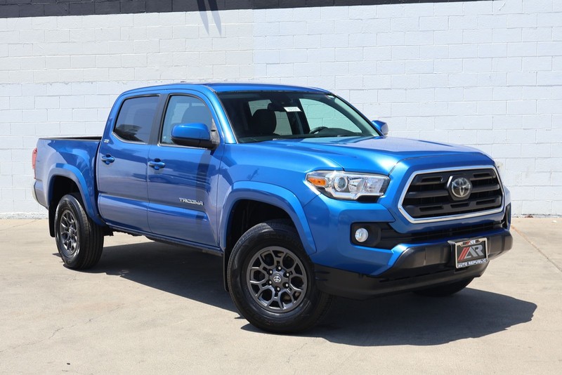 Toyota Tacoma Vehicle Full-screen Gallery Image 02