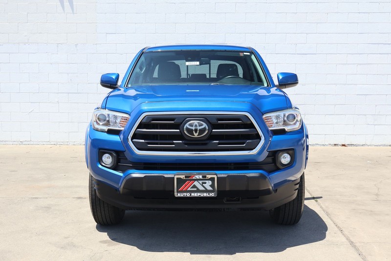 Toyota Tacoma Vehicle Full-screen Gallery Image 03