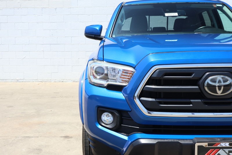 Toyota Tacoma Vehicle Full-screen Gallery Image 04