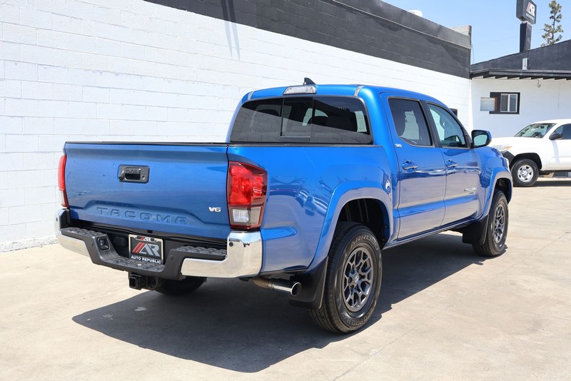 Toyota Tacoma Vehicle Full-screen Gallery Image 05