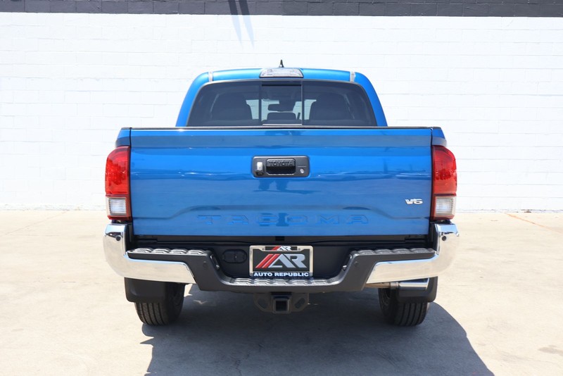 Toyota Tacoma Vehicle Full-screen Gallery Image 06