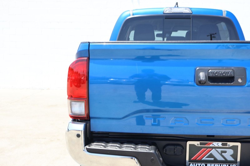 Toyota Tacoma Vehicle Full-screen Gallery Image 07