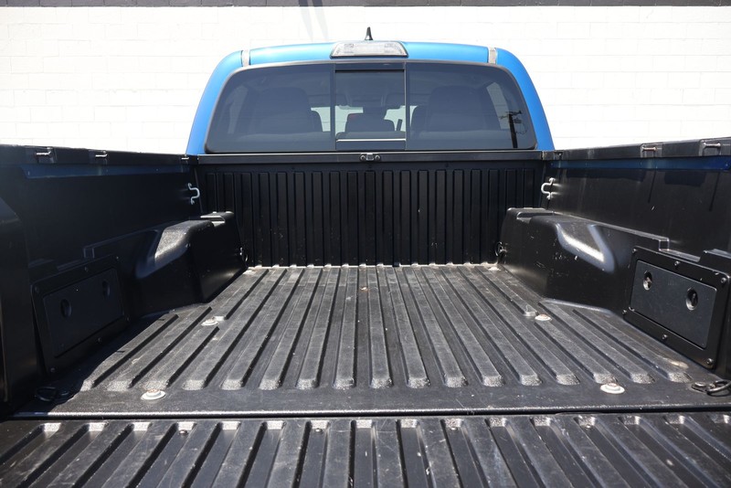Toyota Tacoma Vehicle Full-screen Gallery Image 08