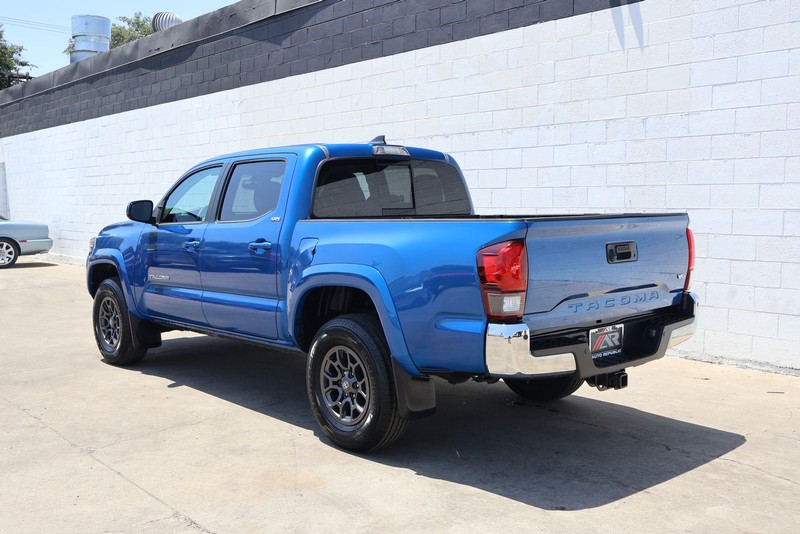 Toyota Tacoma Vehicle Full-screen Gallery Image 09