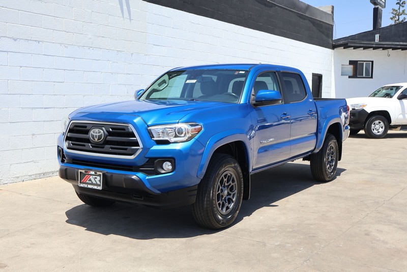 Toyota Tacoma Vehicle Full-screen Gallery Image 11