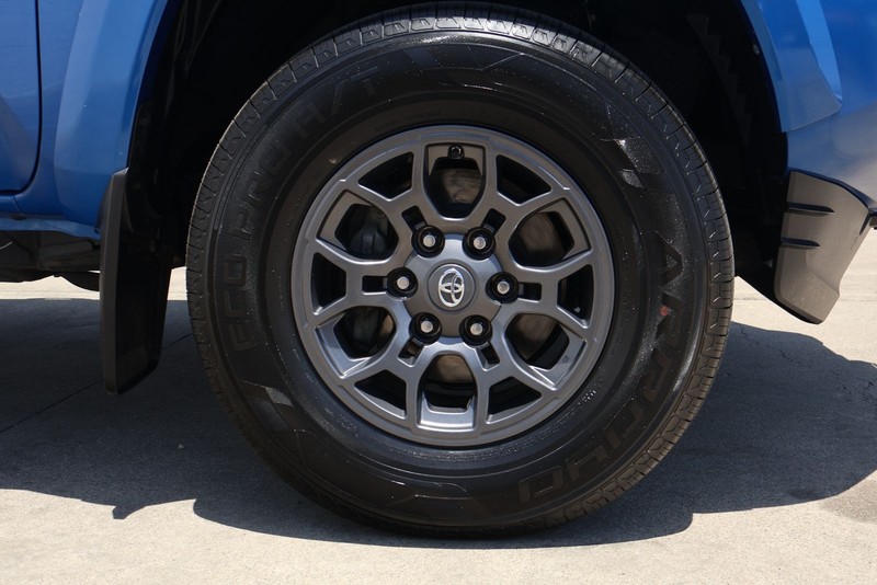 Toyota Tacoma Vehicle Full-screen Gallery Image 13