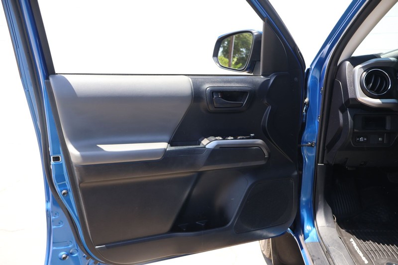 Toyota Tacoma Vehicle Full-screen Gallery Image 14