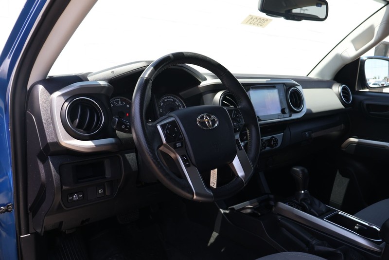 Toyota Tacoma Vehicle Full-screen Gallery Image 15
