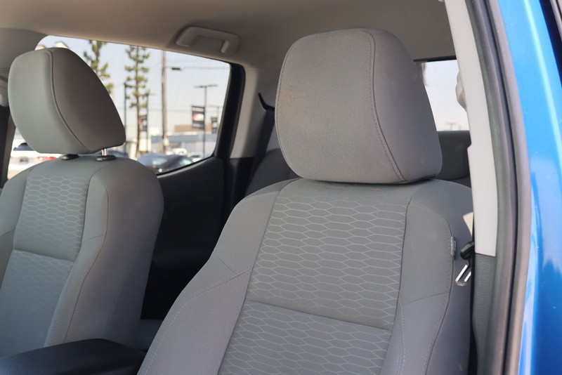 Toyota Tacoma Vehicle Full-screen Gallery Image 17