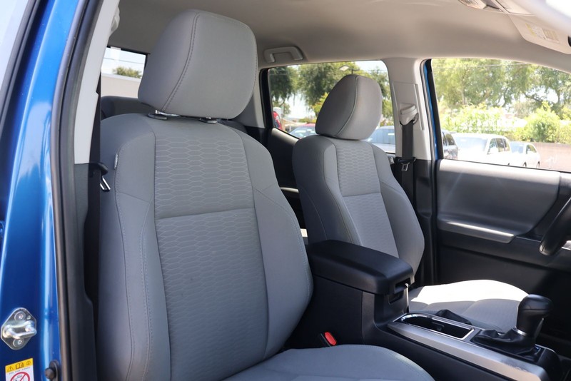 Toyota Tacoma Vehicle Full-screen Gallery Image 18