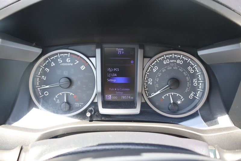Toyota Tacoma Vehicle Full-screen Gallery Image 21