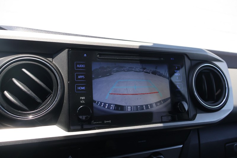 Toyota Tacoma Vehicle Full-screen Gallery Image 27